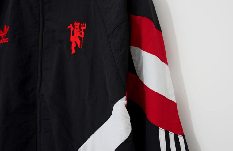 25_26 Manchester United Black Windbreaker 9